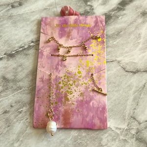 NEW It’s the pretty things necklace set with extender